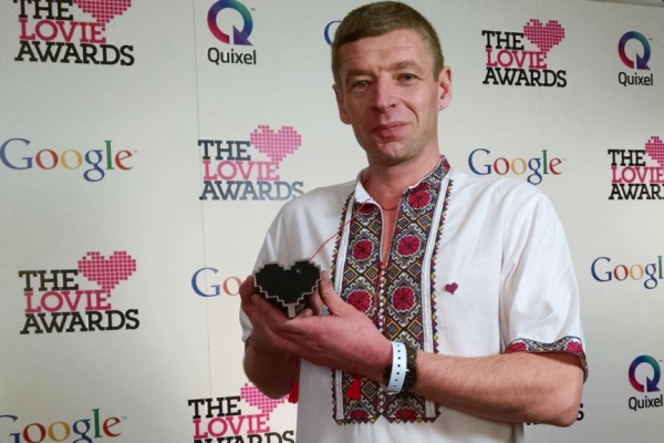 Журналист «Радио Свобода» получил европейскую премию Lovie Awards за Майдан и елку (ВИДЕО)