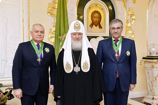 Патриарх Кирилл наградил Дмитрия Киселева за миротворческие заслуги