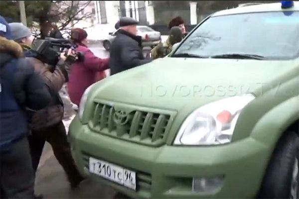 Украинских военнопленных в Донецке возят на машине пиарщика Ахметова?