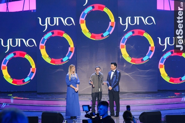 На премии YUNA звезды похвастались нелепыми нарядами  (ФОТО)