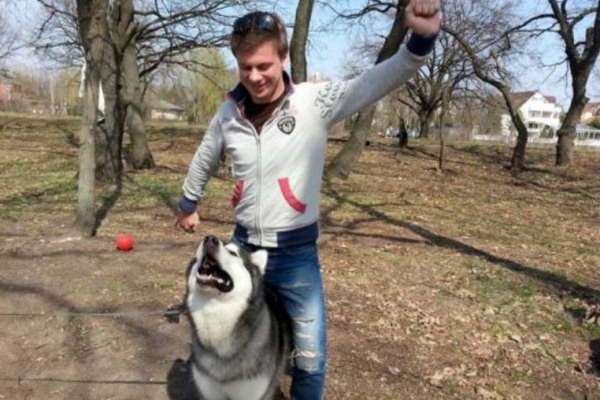 Дмитрий Комаров встретил Пасху верхом на собаке