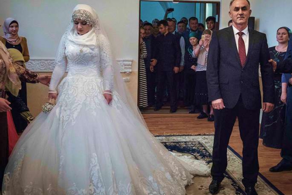 «Первую брачную ночь и изнасилование тоже покажут?» – соцсети о чеченской свадьбе школьницы и начальника РОВД