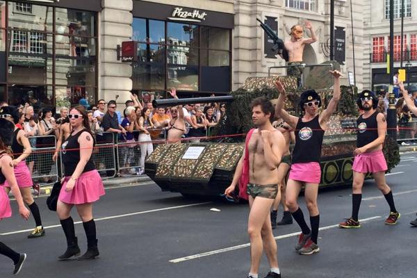 Журналисты засекли полуобнаженного Путина на гей-параде в Лондоне (ФОТО)