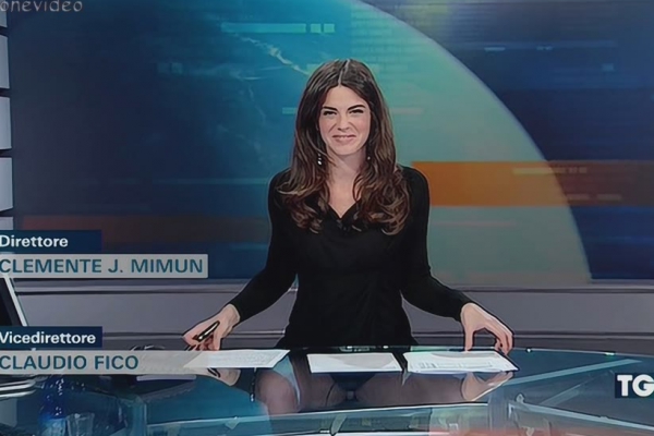 Итальянскую телеведущую подвел прозрачный стол (ВИДЕО)