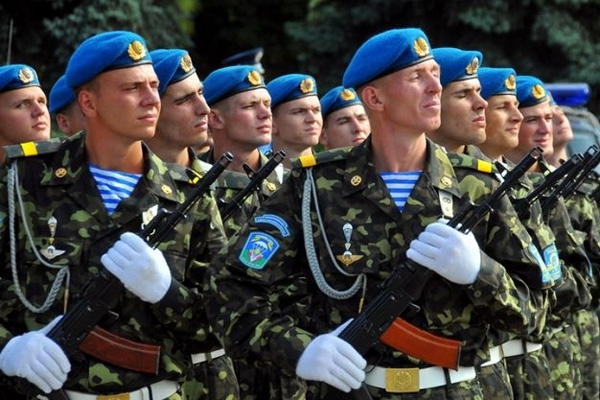 Сбой в пропаганде: российских десантников поздравили плакатами с украинскими военными (ФОТО)