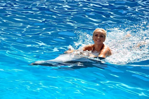 Лилия Ребрик поплавала с дельфинами на съемках нового сезона «Танцюють всі» (ФОТО)