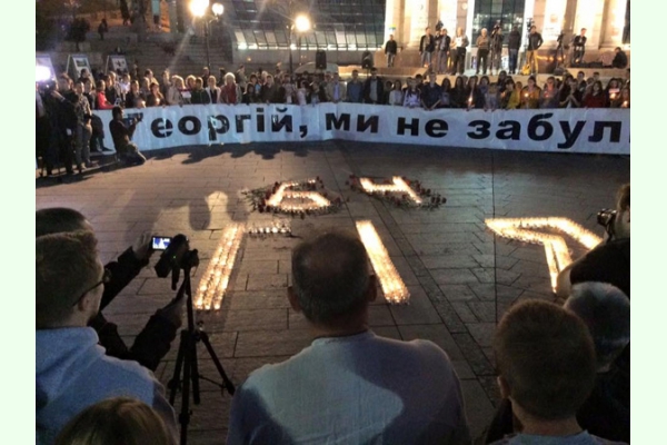 В день памяти Гонгадзе журналисты зажгли на Майдане свечи в честь убитых коллег (ФОТО)