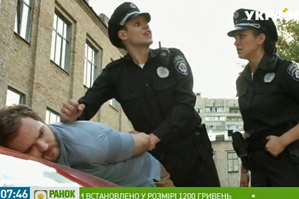 Плюшевые наручники и девичья память: на канале «Украина» высмеяли новую полицию