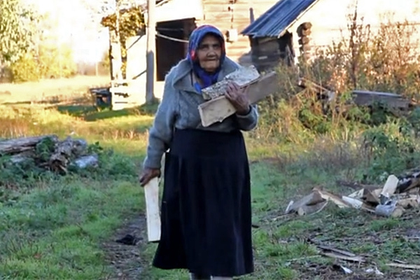 «Первый канал», прославляющий мощь России, просит зрителей подарить дрова бабушкам