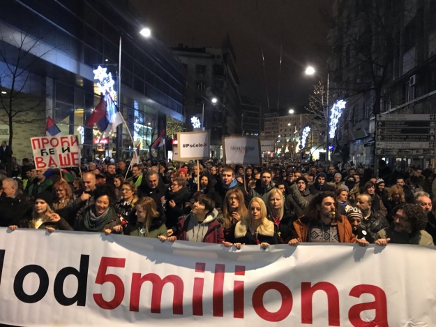 У Белграді учасники антиурядових протестів заблокували будівлю громадського телебачення