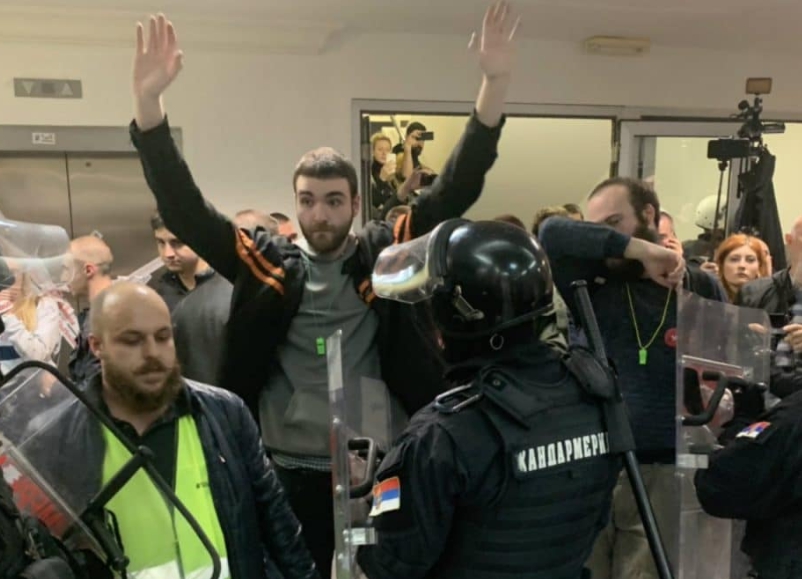 У Сербії поліція застосувала силу проти активістів, які увірвались до будівлі державного телебачення