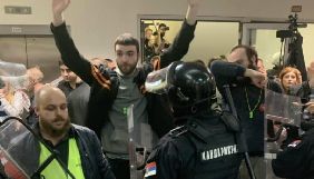 У Сербії поліція застосувала силу проти активістів, які увірвались до будівлі державного телебачення
