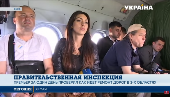 Володимир Гройсман покатав журналістів на вертольотах