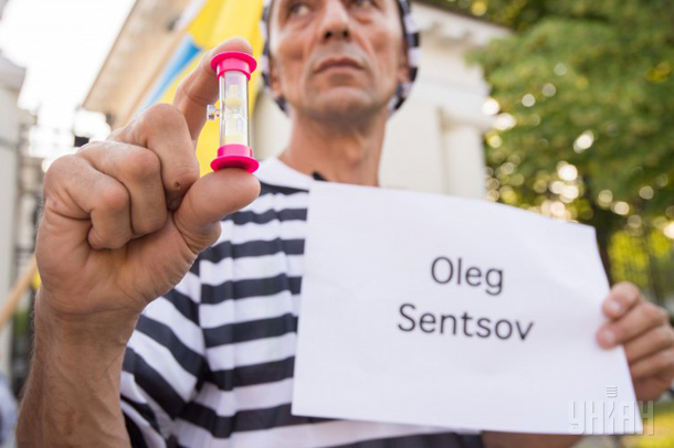 Не совсем режиссёр не совсем голодает. Как российские СМИ освещают голодовку Сенцова