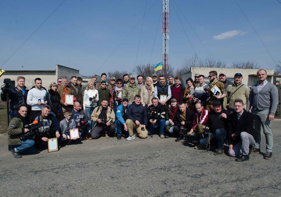 Командувач ООС нагородив журналістів, які висвітлюють події на Донбасі