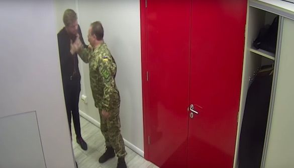 В коридоре телеканала ZIK произошла стычка между депутатом от БПП и представителем Зеленского