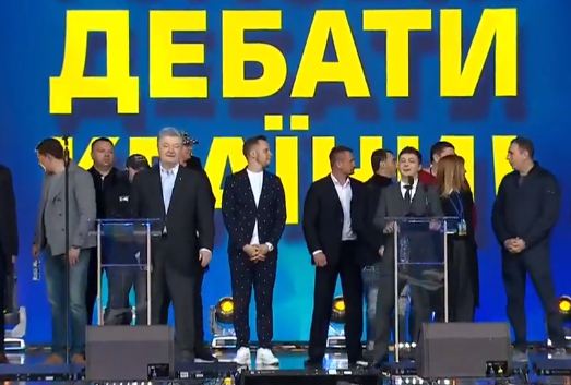 Порошенко перейшов на сцену Зеленського для дебатів на стадіоні (ДОПОВНЕНО)