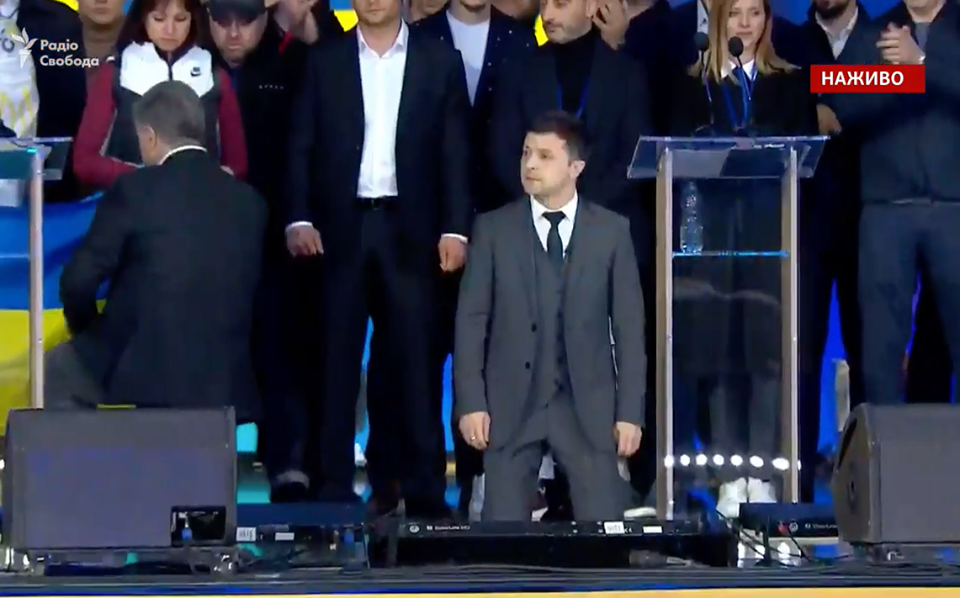 Зеленський і Порошенко стали на коліна перед родичами загиблих у війні
