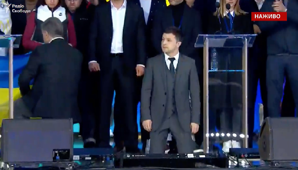 Зеленський і Порошенко стали на коліна перед родичами загиблих у війні