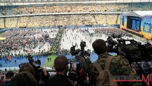 Журналісти на стадіонних дебатах: годинна черга, привілеї для акредитованих у Зеленського, гамір прихильників Порошенка