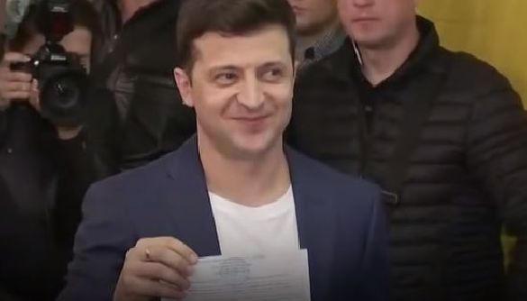 Володимир Зеленський під час голосування показав журналістам заповнений бюлетень