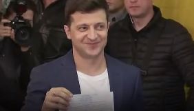 Володимир Зеленський під час голосування показав журналістам заповнений бюлетень