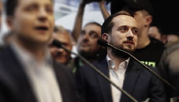 Кирило Тимошенко зробив промо кампанії Зеленського та встиг попрацювати з Порошенком. Як він потрапив у штаб і до чого тут Коломойський?