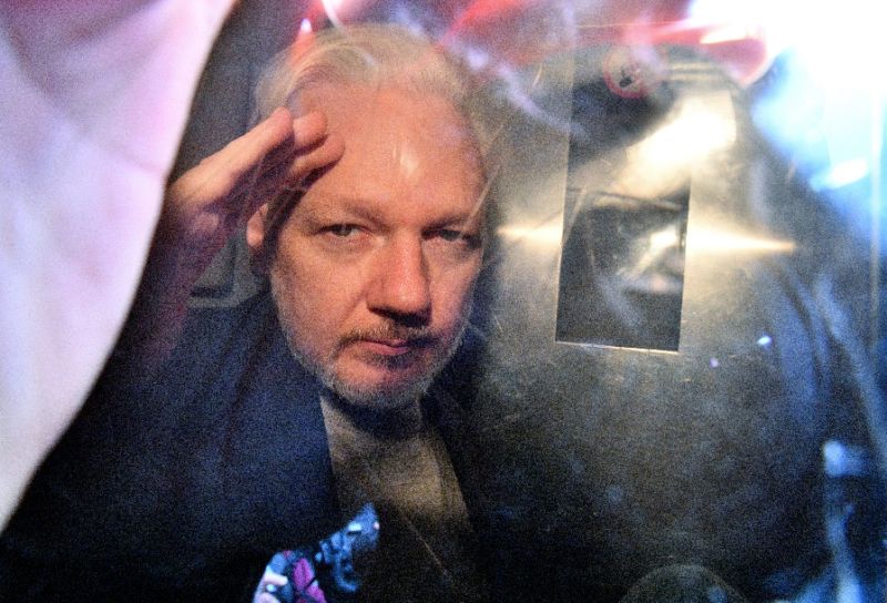 У Великій Британії засновника WikiLeaks засудили до майже року позбавлення волі