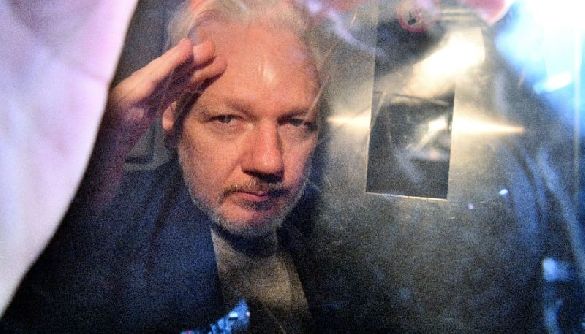 У Великій Британії засновника WikiLeaks засудили до майже року позбавлення волі