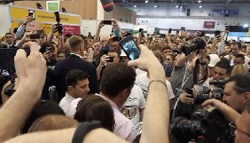 На iForum охоронці Зеленського силою відтіснили від нього журналістів, постраждав кореспондент Liga.net