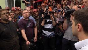 Зеленський посперечався із журналісткою Прямого та запропонував разом купити квартиру для родини загиблого гірника