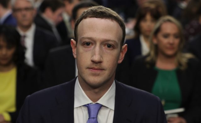 Більшість зовнішніх акціонерів Facebook проголосували за відставку Цукерберга