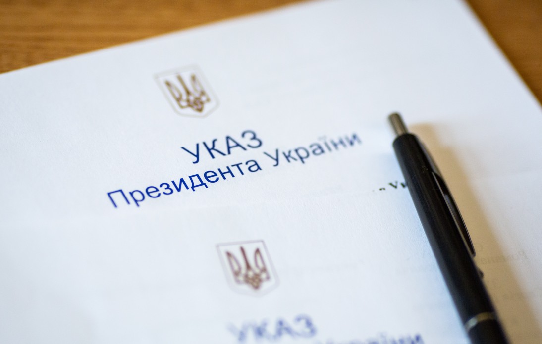 Зеленський скасував указ про державну економічну підтримку друкованих ЗМІ