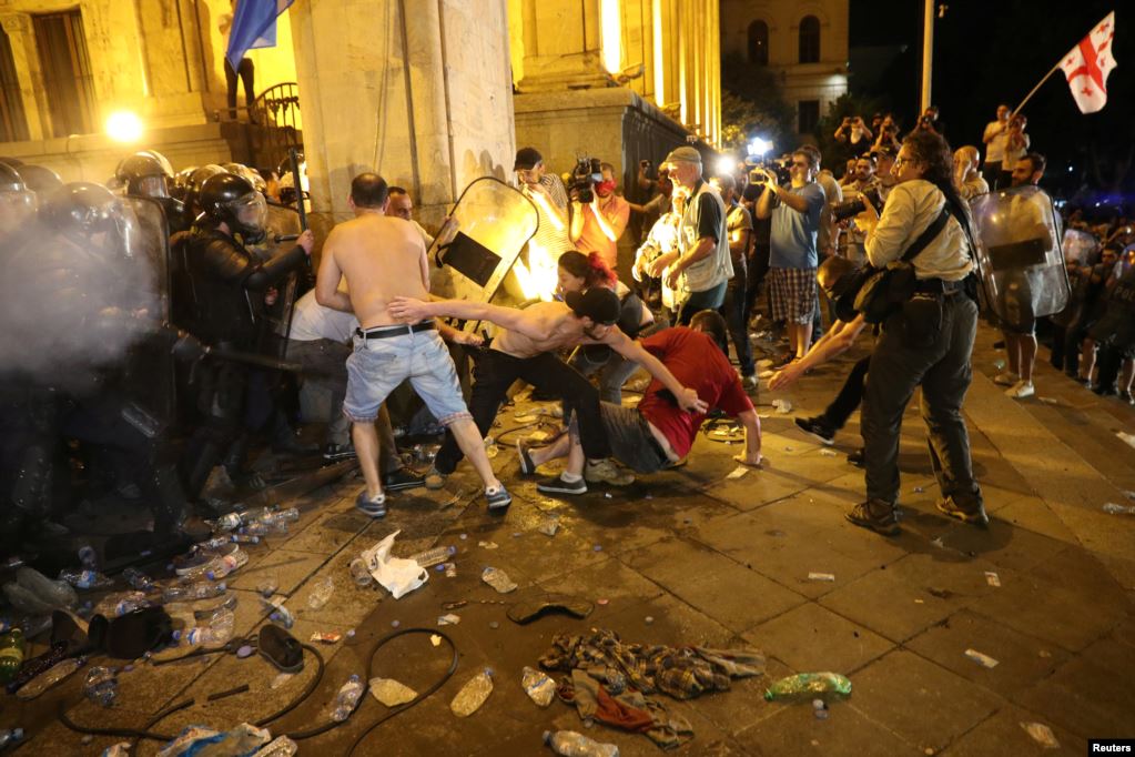 У Грузії під час масових протестів постраждало понад 10 журналістів та операторів