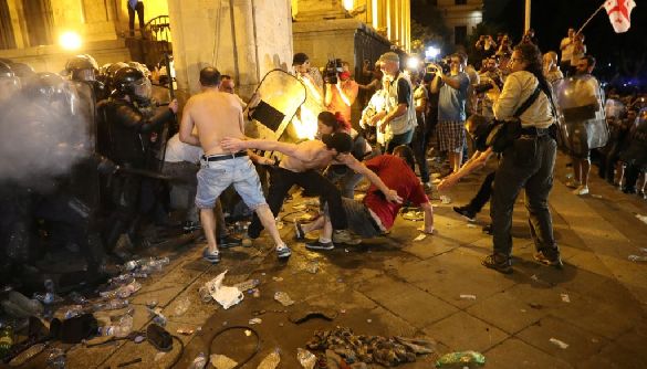 У Грузії під час масових протестів постраждало понад 10 журналістів та операторів