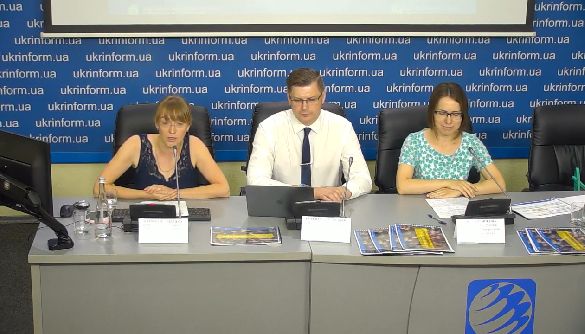 Українці підтримують українізацію ефіру, а демонстрацію насильства на ТБ вважають шкідливою &ndash; дослідження Нацради та КМІС