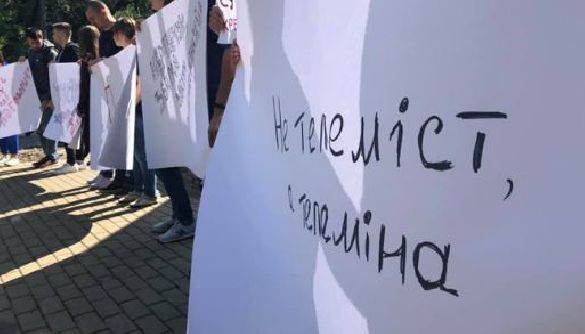Під NewsOne та Офісом президента відбулись мітинги проти телемосту із російським телеканалом