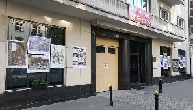 На фасаді посольства України в Польщі відкрилась виставка малюнків Сущенка