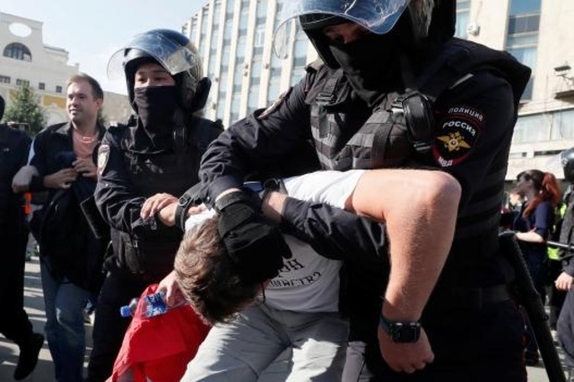 У Москві під час акції протесту за вільні вибори затримали журналістку швейцарського телебачення