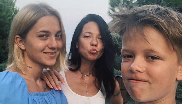 Подписчики раскритиковали Ирину Горовую за фото сына с полуобнаженными девушками