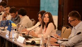 Сюмар виступає за регулювання та обмеження політичної реклами