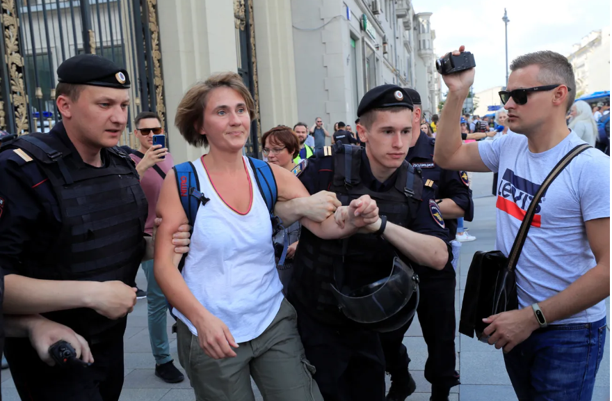 У Росії МВС і Генпрокуратура не знайшли порушень у діях поліції, яка затримувала журналістів під час акцій протесту