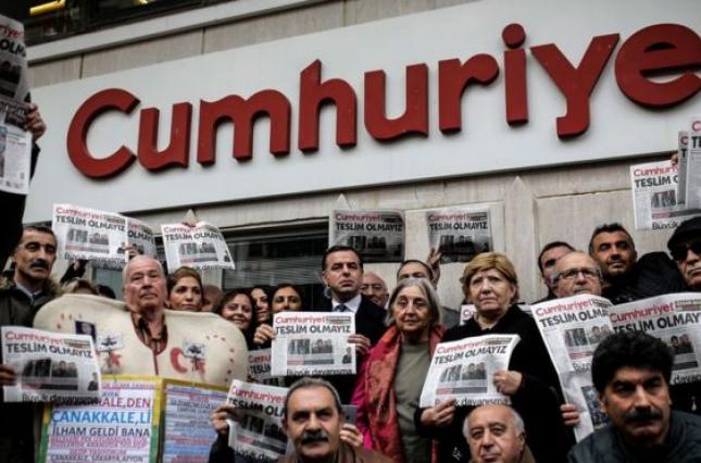 У Туреччині суд скасував вироки п'ятьом колишнім співробітникам газети Cumhuriyet