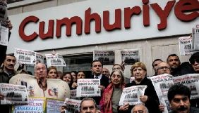 У Туреччині суд скасував вироки п'ятьом колишнім співробітникам газети Cumhuriyet