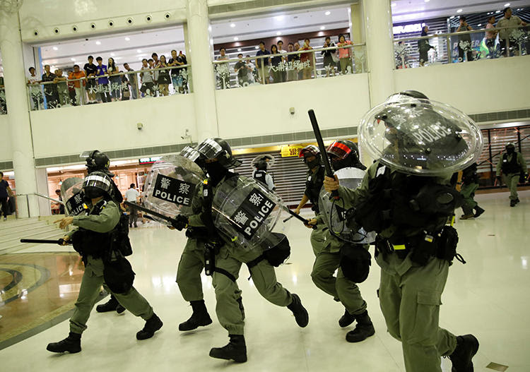 Поліція Гонконга застосувала сльозогінний газ та перцевий спрей проти журналістів – CPJ
