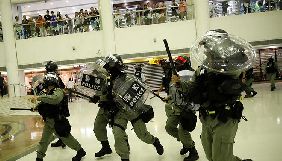 Поліція Гонконга застосувала сльозогінний газ та перцевий спрей проти журналістів – CPJ