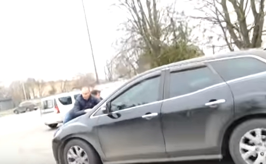 На Київщині посадовець на автівці збив журналістів «Центру журналістських розслідувань»