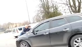На Київщині посадовець на автівці збив журналістів &laquo;Центру журналістських розслідувань&raquo;