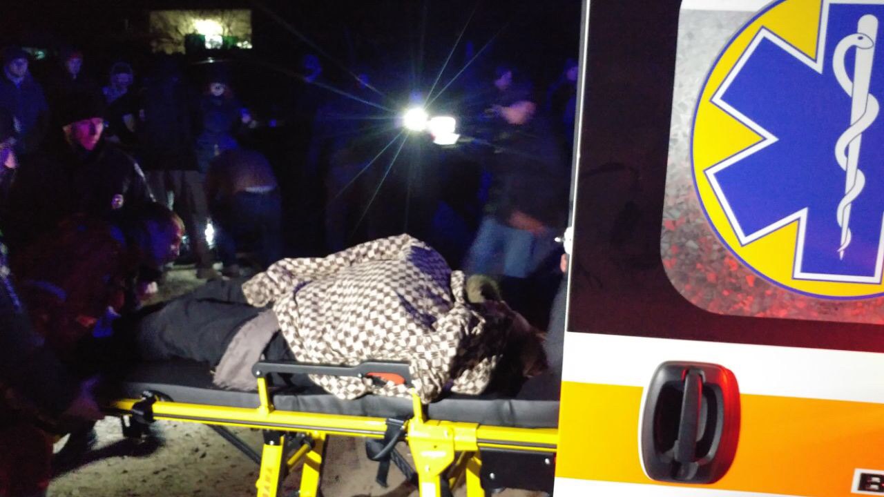 Журналістка «України» впала в рів та зламала ногу, коли чекала на приїзд Зеленського