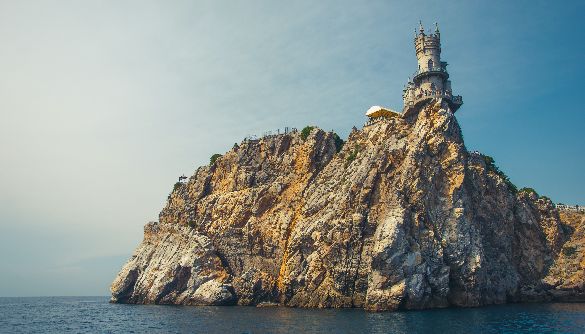«Настоящее время» расследовало деятельность компаний в Крыму в обход санкций. SCM Ахметова требует от СМИ опровержения этого расследования